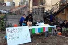 Muntant la barra del bar per a la Fira del 22 de desembre.