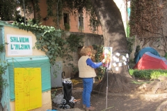 Sessió de pintura sota l'alzina.